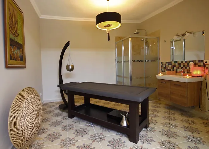 & (adults Only) מלון 4*